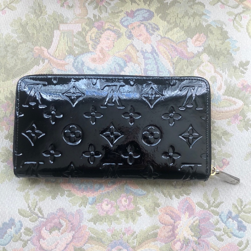 Black wallet with zipper